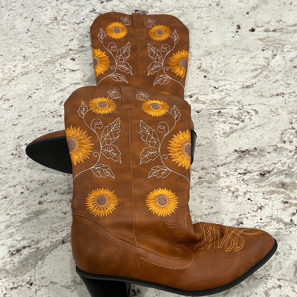 Women's Embroidered Western Boots
